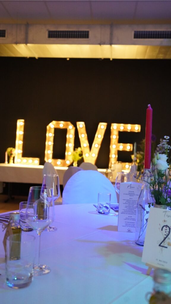 Ein Tisch zum Thema Hochzeit mit einem Schild mit der Aufschrift „Liebe“.